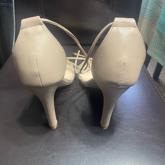 Tan heels - Picture 3 of 3